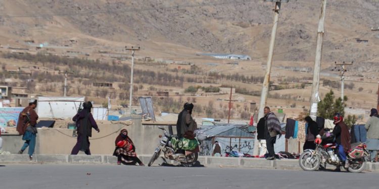 The Taliban prevent women from entering civilian offices in Daikundi