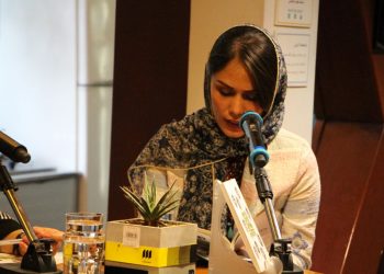 نخ قرمز به جای لب‌هایش