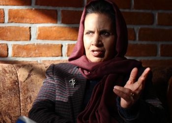 زن در بین چادری یک موجود عاطل و باطل هست