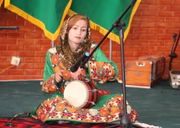 دختری که حکم اعدامش صادر شده بود: «جلوی ماشۀ تفنگ طالبان هم آواز می‌خوانم»