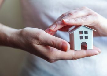 انکار واقعیت راه حل نیست؛ خانه‌ها باید برای زنان امن شود!