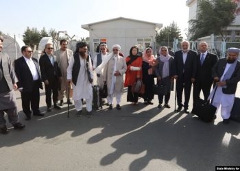 هیأت مذاکره‌کننده‌ی دولت برای ازسرگیری گفت‌وگوهای صلح به قطر رفت