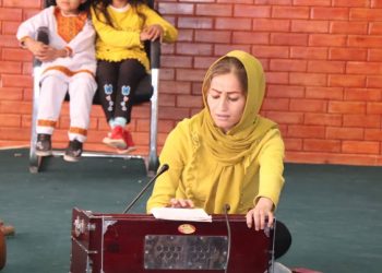 صدای اعتراض؛ خدیجه در هشت مارچ با سازی نواخت که طالبان پاره کرده بود