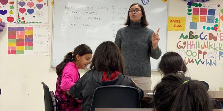 بتول، نیلاب و سپهره به مهاجرین زبان انگلیسی و فرهنگ زندگی در امریکا را آموزش میدهند 1 بتول، نیلاب و سپهره به مهاجرین زبان انگلیسی و فرهنگ زندگی در امریکا را آموزش میدهند بتول، نیلاب و سپهره به مهاجرین زبان انگلیسی و فرهنگ زندگی در امریکا را آموزش میدهند