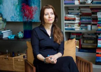 الیف شافاک: «سکوت رسانه‌های جهان در برابر سرکوب معترضان زن در کابل کر کننده است»