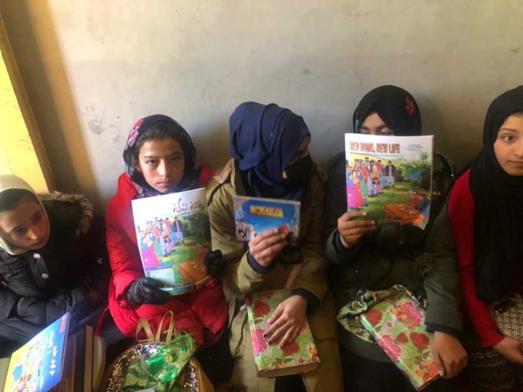 توزیع کتاب برای دخترانی که حق آموزش شان سلب شده است