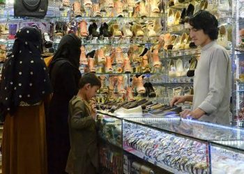 «زنان بدون محرم حق خرید ندارند»؛ دستور تازه‌ی طالبان در هرات