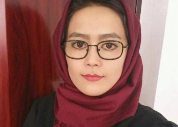 زنی در کف خیابان، میان طعنه‌ها می‌زیست