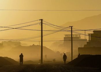 از بهشت برایم بگو