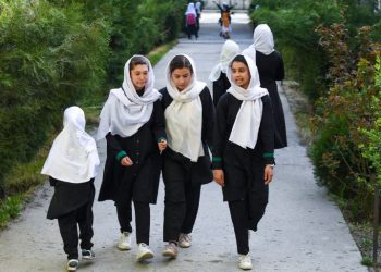 سکوت مردم و جامعه جهانی در قبال سرنوشت دختران دانش آموز