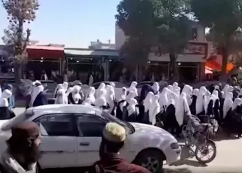 دختران دانش‌آموز در پکتیا علیه گروه طالبان راهپیمایی کردند