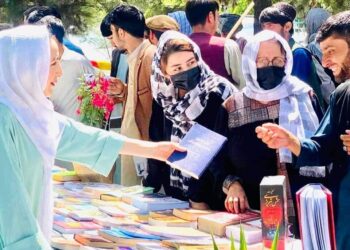 مبارزه با تاریکی؛ دختران بدخشان نمایشگاه کتاب، خطاطی و نقاشی برگزار کردند