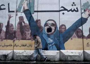 مقابله با سرکوب؛ زنان افغانستان با دیوارنگاری به طالبان اعتراض می‌کنند.