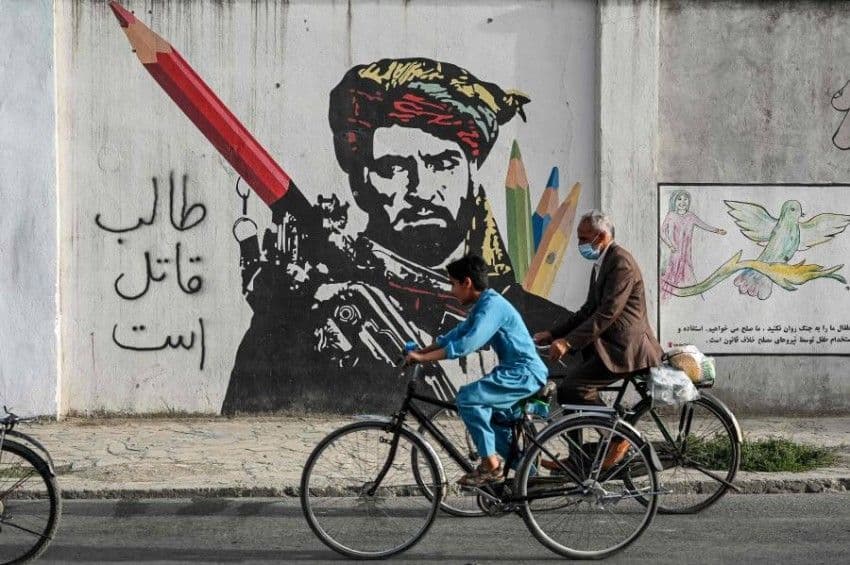 مقابله با سرکوب؛ زنان افغانستان با دیوارنگاری به طالبان اعتراض می‌کنند.