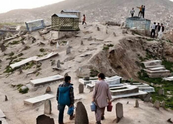 ماه‌گل 14 ساله بر قبر شوهرش آب می‌پاشید