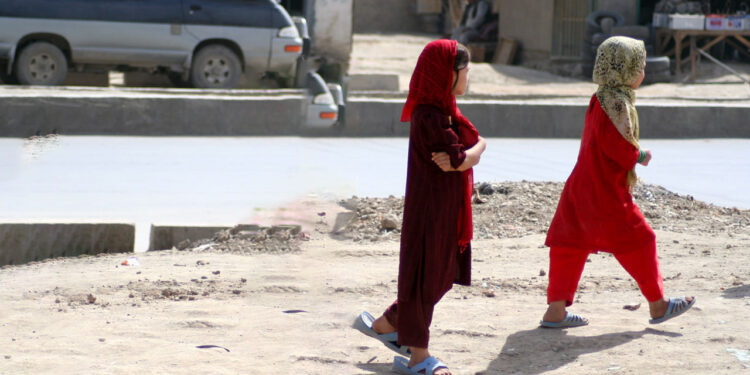 خواهرانم با دیدن نان خوشحال می‌شوند