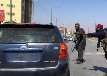 طالبان زنان بدون همراه در تکسی را تلاشی می‌کنند