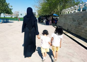 &nbsp;خاله‌ام از ساده‌لوحی‌ من سواستفاده کرد