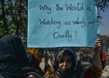 چرا دنیا ما را تماشا میکند؟