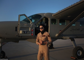 اولین خلبان زن در افغانستان