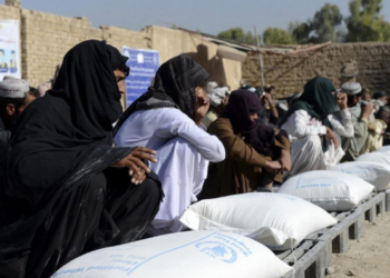 گروه طالبان کمک‌های بین‌المللی را به افراد خود توزیع می‌کند