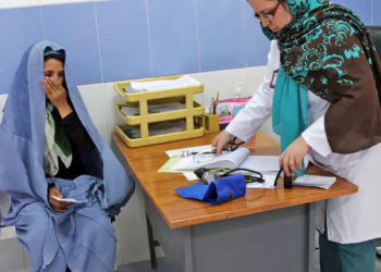 نظام صحی افغانستان؛ اسارت زنان و جهل مقدسِ طالبان
