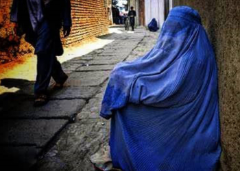 زنی در دوراهیِ فقر و آبرو