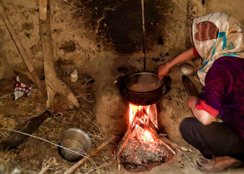 شعله‌های امید در دیگ‌دان آشپزخانۀ روستایی