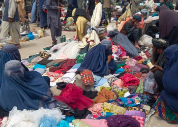 غم نان، تهدید، زندان، آزار و اذیت زنان دست‌فروش توسط طالبان