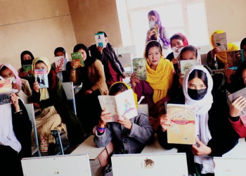 گروه کتاب‌خوانی دختران خورشید، مبارزه در برابر تاریکی