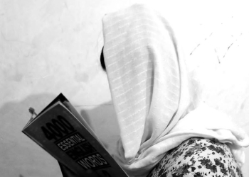 مهتاب خیاطی ‌می‌کند تا با پولش درس بخواند