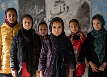 با دست‌هایی خالی