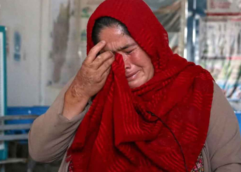 دختری که به پاهای خُشویش افتاد!